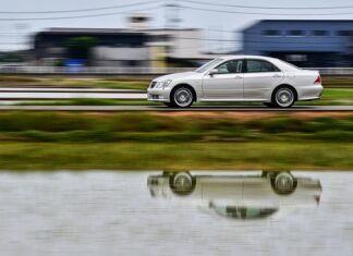 Ile pali Toyota Prius hybryda?